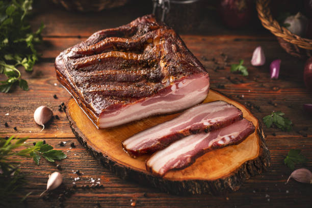 bacon de barriga de porco curado a seco - smoked bacon - fotografias e filmes do acervo