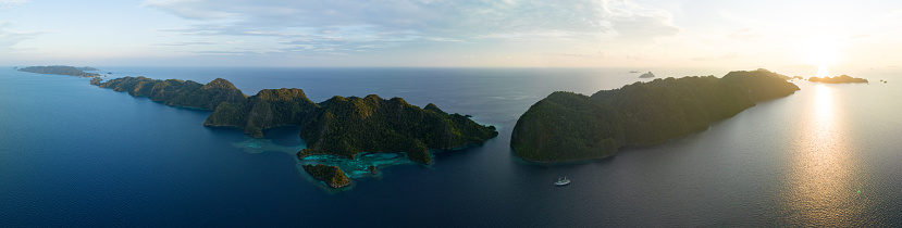 Pemandangan Udara Matahari Terbit Yang Tenang Dan Damai Serta Pulaupulau Di Raja Ampat Foto Stok Pemandangan Udara Matahari Terbit Yang Tenang Dan Damai Serta Pulaupulau Di Raja Ampat Foto Stok