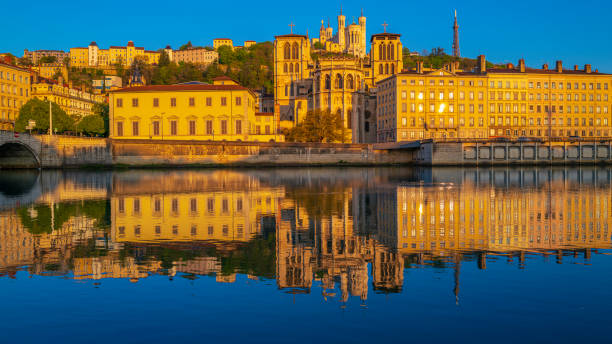 die skyline von lyon bei sonnenaufgang, die pont-bonaparte-brücke, die lebhaften wasserspiegelungen auf der saône und die basilika notre dame de fourvière in frankreich - basilika notre dame de fourvière stock-fotos und bilder