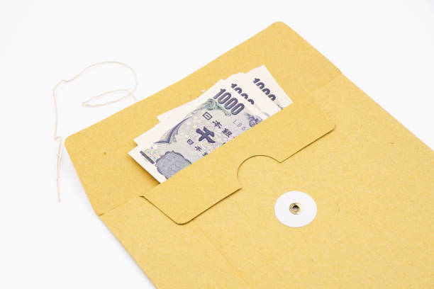 istock Japanese one thousand yen notes in a brown envelope 1486329821