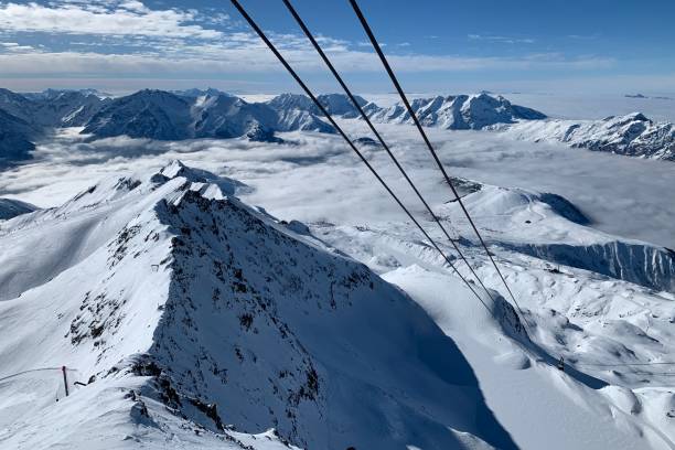 зимние лыжи в альп-де-юэз - альп дюэз стоковые фото и изображения
