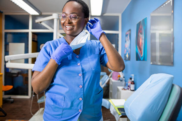 mujer negra ama su trabajo en clínica médica - i love my job fotografías e imágenes de stock