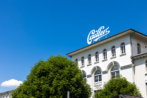 Gruyères, Suisse - Mai 2022, la Chocolaterie suisse Maison Cailler accueille un musée avec une visite guidée sur le chocolat et sa fabrication.