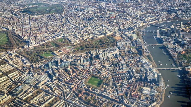 ロンドン・フロザ・エア - london england thames river millennium wheel aerial view ストックフォトと画像