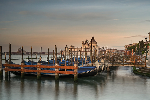 Gondole sul molo di Venezia all'alba