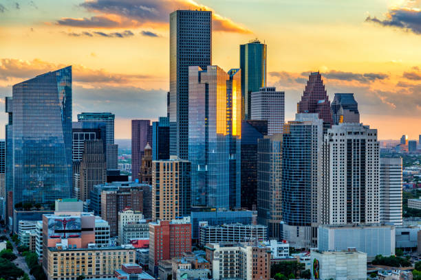 houston skyline at dusk - houston-texas bildbanksfoton och bilder