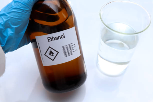 éthanol dans le verre,produits chimiques dangereux et symboles sur les conteneurs dans l’industrie - depressant photos et images de collection