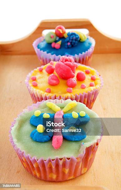 Bandeja Colorido Decorado Con Cupcakes Foto de stock y más banco de imágenes de Alcorza - Alcorza, Alimento, Bandeja