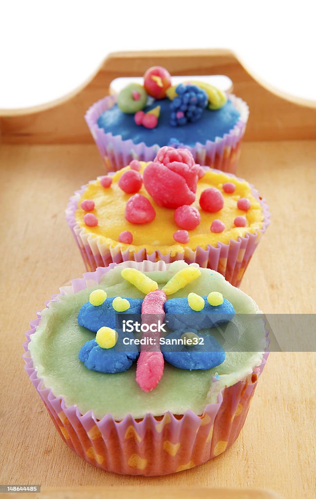 Bandeja decorada com coloridos cupcakes - Royalty-free Bandeja - Utensílio doméstico Foto de stock