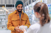 junge-apothekerin-hilft-kunden-bei-der-auswahl-von-medikamenten.jpg?b=1&s=170x170&k=20&c=dtQP5rBWJTXzBQZbF2PDGGQVt5PCncYFy9SQdkkcgdQ=