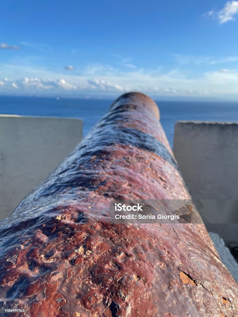 Rusty cannon Gros plan d’un canon rouillé sur les remparts de la citadelle de Bonifacio, avec la mer et le ciel bleu en arrière plan Antique Stock Photo