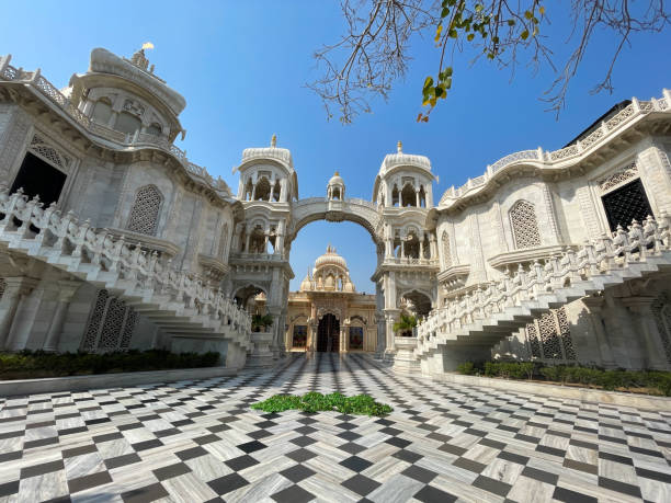 sri krishna balaram mandir, auch bekannt als iskcon, ist ein hinduistischer tempel in der heiligen stadt vrindavan, uttar pradesh, indien - international society for krishna consciousness stock-fotos und bilder