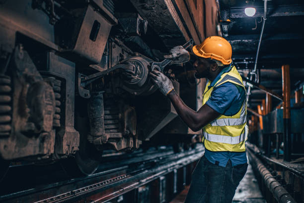 um trabalhador que fazia manutenção substituiu parte quebrada de trem velho em oficinas de reparo de locomotivas a diesel - diesel locomotive - fotografias e filmes do acervo