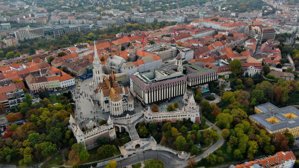 horizon de la ville de budapest, vue aérienne. bastion des pêcheurs, église matthias, côté buda, temps nuageux, hongrie - royal palace of buda photos et images de collection