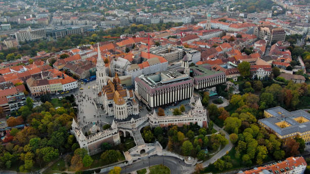 skyline della città di budapest, vista aerea. bastione dei pescatori, chiesa di mattia, lato buda, giornata nuvolosa, ungheria - royal palace of buda immagine foto e immagini stock