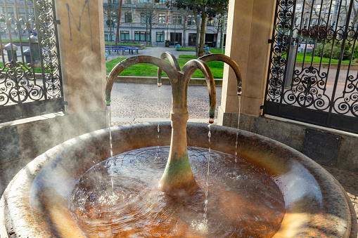 The Kochbrunnen (in German: boil fountain) in Wiesbaden is the most famous hot spring in city. It is a sodium chloride hot spring.