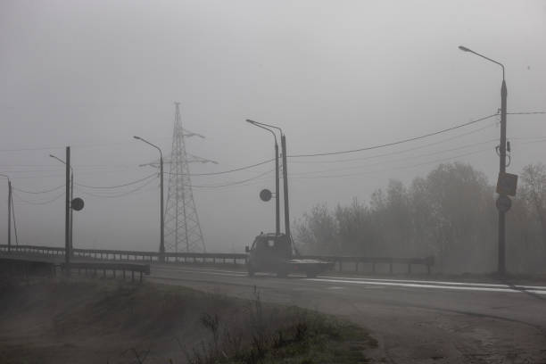 road e nevoeiro - street light fog morning country road - fotografias e filmes do acervo