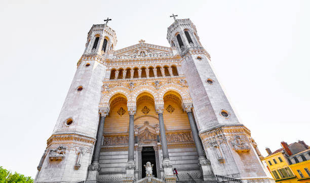 die basilika unserer lieben frau von fourvière oder la basilique notre dame de fourvière in lyon, frankreich - basilika notre dame de fourvière stock-fotos und bilder