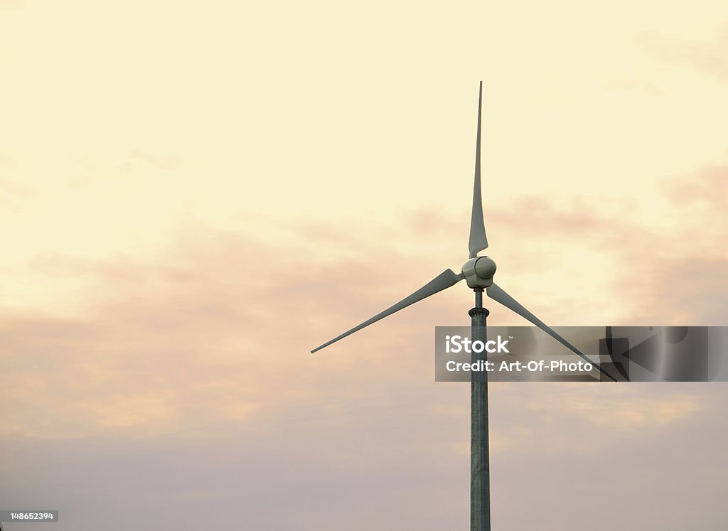 Turbina a vento al tramonto - Foto stock royalty-free di Albero maestro