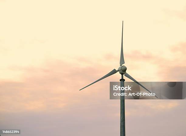 Turbina A Vento Al Tramonto - Fotografie stock e altre immagini di Albero maestro - Albero maestro, Ambiente, Bianco