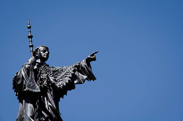 像の st ベルナルトアゲインストブルースカイ - copy statue ストックフォトと画像