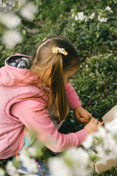 éducation à la nature. activité amusante pour les enfants à l’extérieur - scavenger hunt photos et images de collection