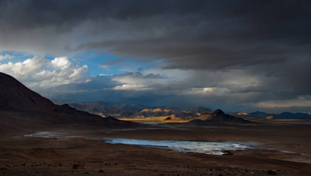 les montagnes désertiques des pamirs - pamirs photos et images de collection