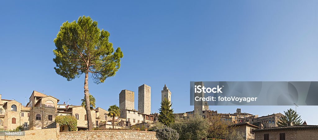 Itália, toscana de San Gimignano vila medieval towers panorama do nascer do sol de verão - Foto de stock de Antigo royalty-free