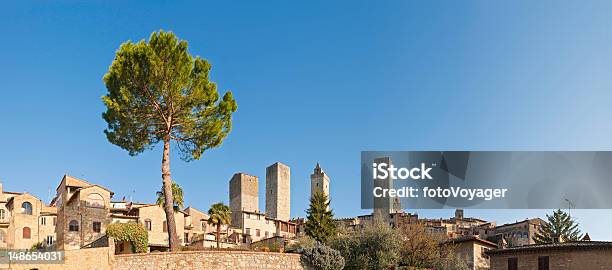 Foto de Itália Toscana De San Gimignano Vila Medieval Towers Panorama Do Nascer Do Sol De Verão e mais fotos de stock de Antigo