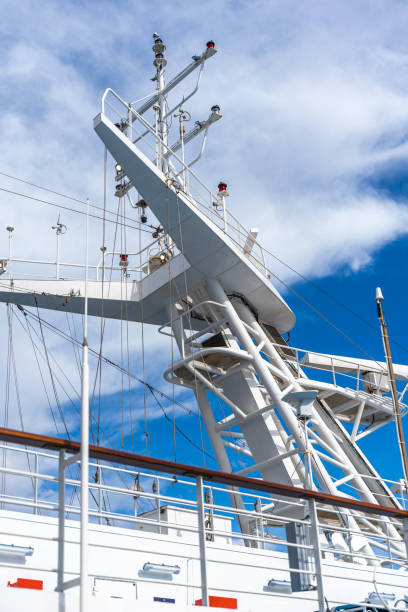 antennes blanches, radar et autres équipements de communication et de navigation à bord des navires - tall ship audio photos et images de collection