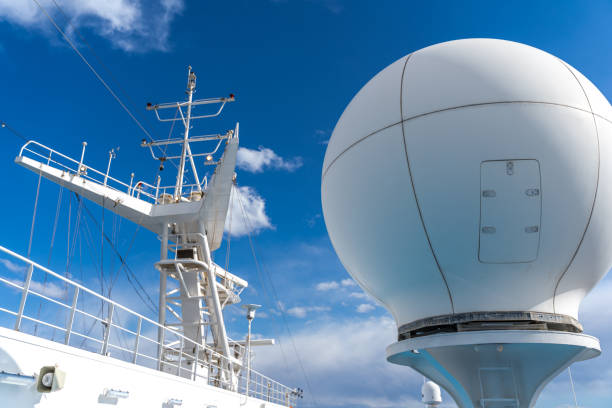 antennes blanches, radar et autres équipements de communication et de navigation à bord des navires - tall ship audio photos et images de collection