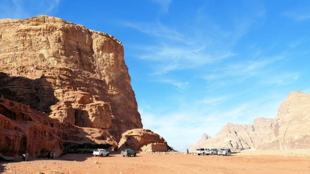 com uma caravana no deserto de wadi rum, jordânia - arabian oryx - fotografias e filmes do acervo