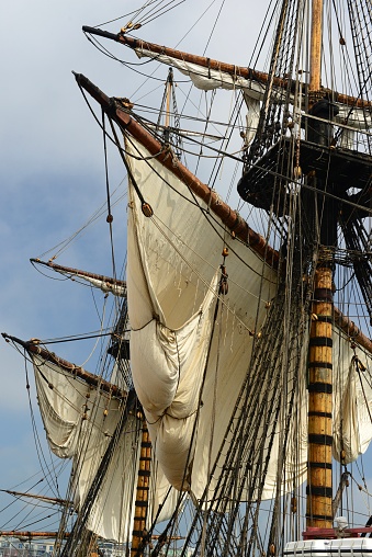 a picture of a ship's mast