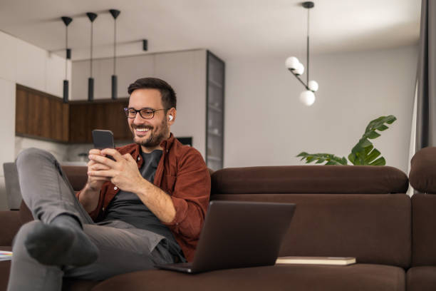 istock Listening to music 1486551983