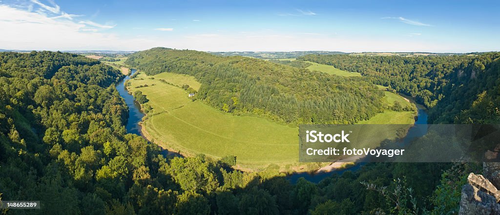 Wunderschöne Tal River Wye-Lebendige grüne Wälder Viehweide UK - Lizenzfrei Agrarbetrieb Stock-Foto