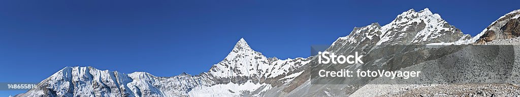 Sherpa porters randonnée sur Amphulapcha haute altitude montagne de l'Himalaya - Photo de Alpinisme libre de droits