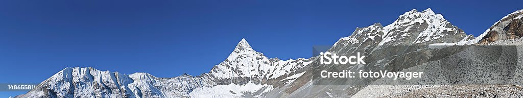 Шерпа носильщики hiking над Amphulapcha большой высоте Горный перевал Гималаи - Стоковые фото Makalu Barun National Park роялти-фри