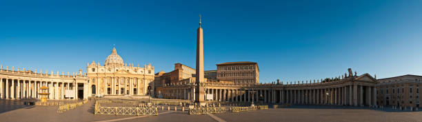 バチカン��黄金の夜明けライトセントピーター広場のパノラマに広がるローマイタリア - vatican ストックフォトと画像