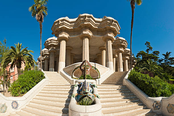 parque güell en barcelona el templo restaurante dragon sala hipostila catalunya españa - trencadis fotografías e imágenes de stock