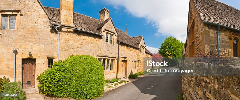 Idílica país village, las cabañas, las casas de piedra caliza tranquila lane Cotswolds, Reino Unido - Foto de stock de Aire libre libre de derechos