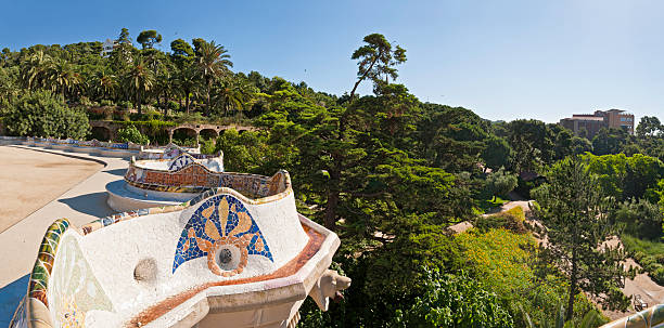 barcellona parc güell di gaudí mosaico terrazza panoramica di catalogna, spagna - gracia foto e immagini stock