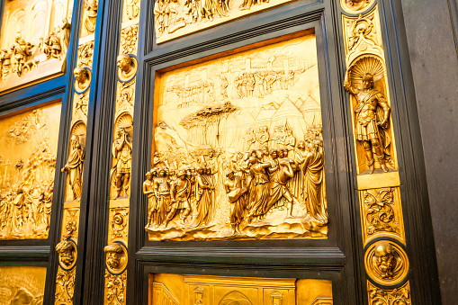 Baptisterio de Florencia. Puerta. Italia. Puertas orientales del paraíso. Plaza del Duomo photo