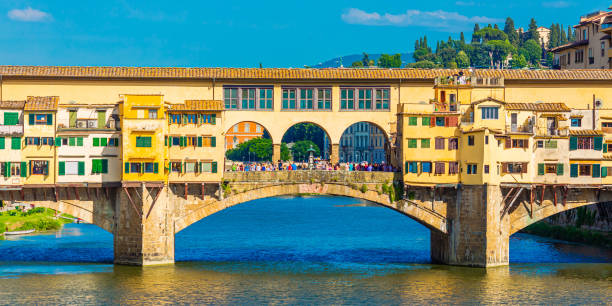 ponte vecchio bridge in florence. italy - ponte vecchio imagens e fotografias de stock