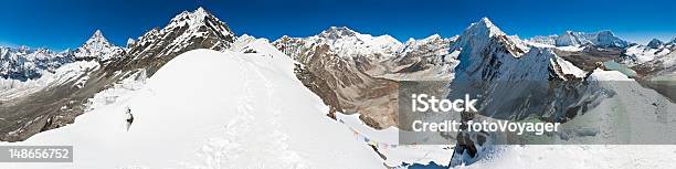 Nepal Drammatica Snow Ridge Mountain Peaks Amphu Labtsa Ghiacciaio Himalaya - Fotografie stock e altre immagini di Ambientazione esterna