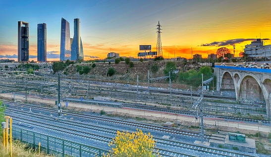 4 torres y vías de tren en Madrid