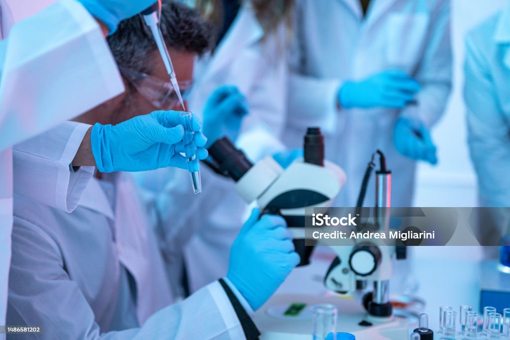 Lab Making Medical Development Laboratory Scientist Using Pipette And Making ...