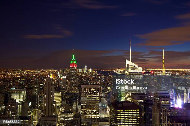 Manhattan Skyline - Fotografias de stock e mais imagens de Alto - Descrição Física - Alto - Descrição Física, Anoitecer, Ao Ar Livre