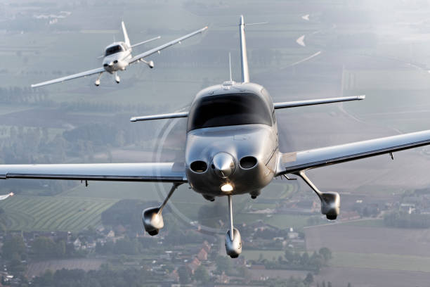 propeller modern airplanes flying in formation Cirrus airplanes flying in formation taken air to air propeller airplane stock pictures, royalty-free photos & images