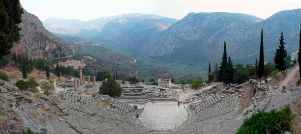 vue du théâtre grec de delphes, grèce - marathon ancient greece greek culture photos et images de collection