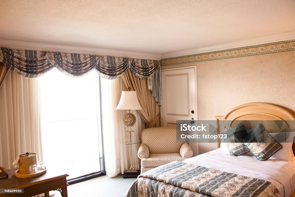 Quarto de Hotel com cama, escrivaninha e cadeira - Foto de stock de Luxo royalty-free